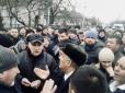 Хіти тижня. Заварили ворота й стережуть: На Закарпатті розгорівся гучний скандал через общину ромів (фото, відео)