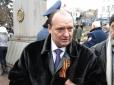 Принаймні послідовний: Під брендом 