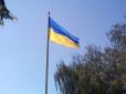 У центрі Києва підлітки намагалися спалити прапор України (відео)