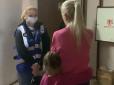 Помешкання кишіло тарганами: У Києві маленька дівчинка жила у квартирі з 10 собаками, яких не вигулювали