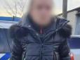 Жителька Харківщини зламала флагшток та зірвала український прапор (фото)