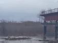 Подекуди змиває навіть мости: Росія продовжує йти під воду (відео)