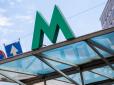 У Києві дівчина повісилась на знаку метро