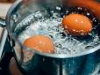 Господиням на замітку! Що кинути у воду при варінні яєць, щоб шкаралупа з них “злітала за секунду”