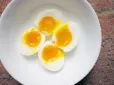Що потрібно зробити з яйцями перед і після варіння, щоб легко зняти шкаралупу