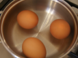 Як правильно зварити яйця, щоб вони легко чистились
