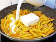 Просто залийте макарони молоком - і отримайте смачну вечерю, яка готується на сковороді за 20 хвилин
