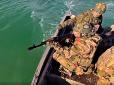 Ворога чекає лише смерть: Морпіхи ЗСУ показали ліквідацію окупантів, які намагалися висадитися на островах Херсонщини (відео)